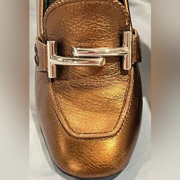 Tod's👠🔥
Tod's Metallic Bronze Leather Gomma Maxi Double T Court Loafer Pumps - Picture 7 of 17